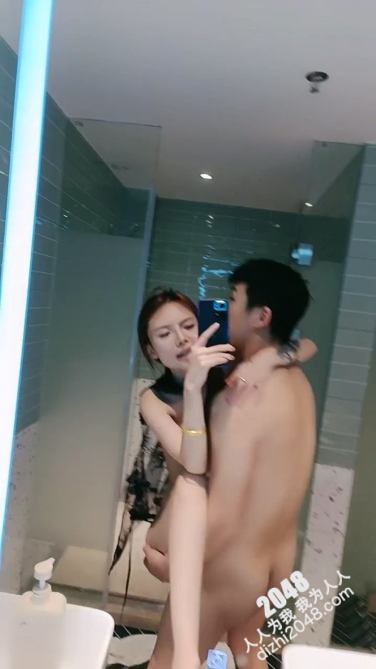 全程露脸小骚逼在酒店被土豪小哥各种爆草,床上床下无套抽插,对着镜头后入爆草