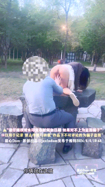 姐姐把着妹妹的腿 开着车灯就让她在野地里直接放尿 羞耻感拉满SM调教大神调教多位女奴