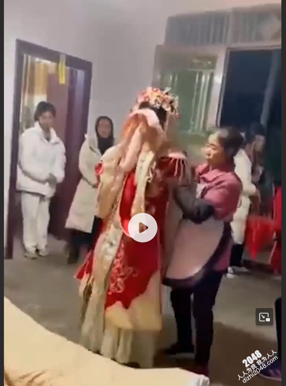 中式恐怖之大型冥婚现场!山西运城某乡村 活生生的新娘子跪拜死人老公 还要洞房