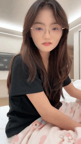 邻家女神尺度突破终于被操了【困困兔】眼镜美清纯反差被男友家中啪啪狂操娇喘阵阵好骚