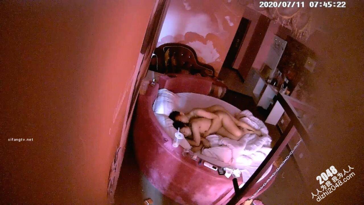 7-10经典酒店偷拍 不清楚什么关系的男女开房,进屋调情先干两下在洗澡,性欲很强